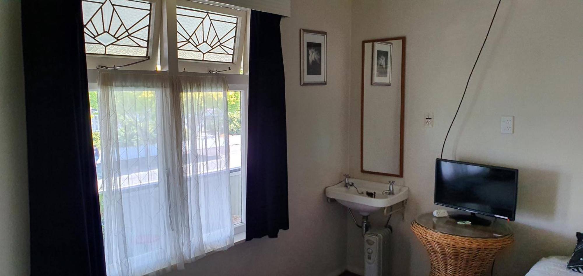 Hotel Motueka Backpackers, Loud Live Music Friday Saturday Nights Room photo
